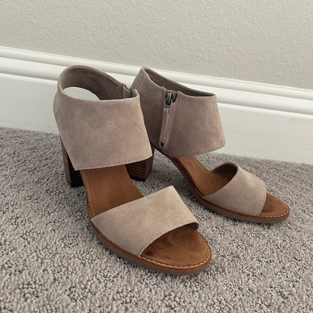 TOMS Majorca Block Heel Sandal, Size 8.5, Suede Taupe, only worn once!